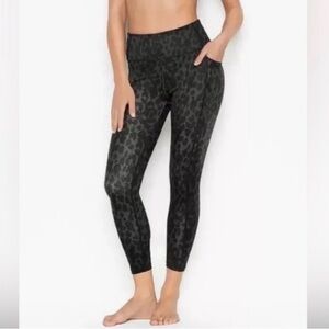 Victoria's Secret Incredible Essential Black Leopard Print Crop Leggings Size 16